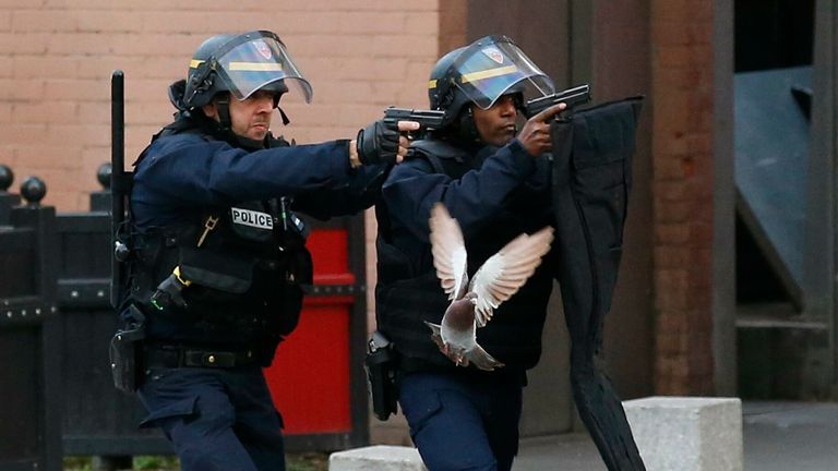 La police a tiré plus de 5 000 coups lors d'une rafle à Saint-Denis, à Paris.  Photo : AP 