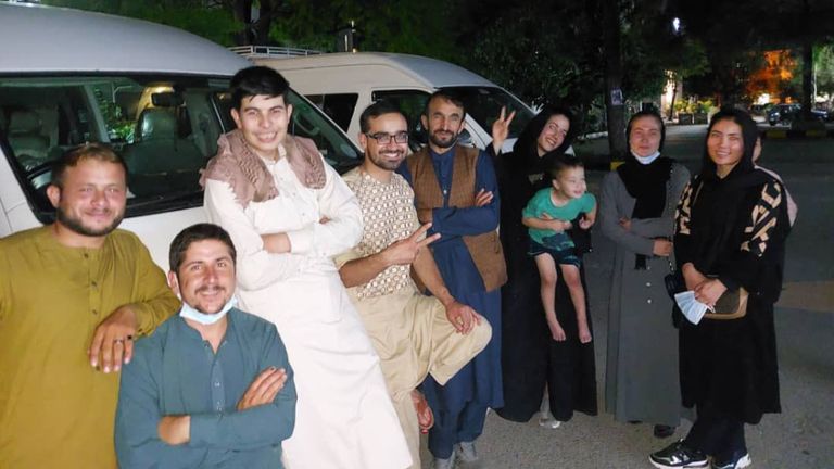 پن فارتینگ عکسی از تعدادی از کارکنان خود در بدو ورود به اسلام آباد به اشتراک گذاشت.  عکس: @PenFarthing