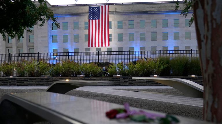 Un drapeau américain est déployé au Pentagone à Washington.  Photo : AP