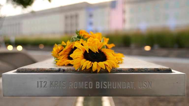 Des fleurs au mémorial du Pentagone du 11 septembre.  Photo : AP