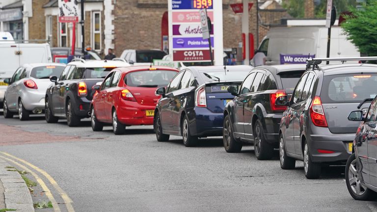 Les automobilistes font la queue pour l'essence à une station-service à Brockley, dans le sud de Londres