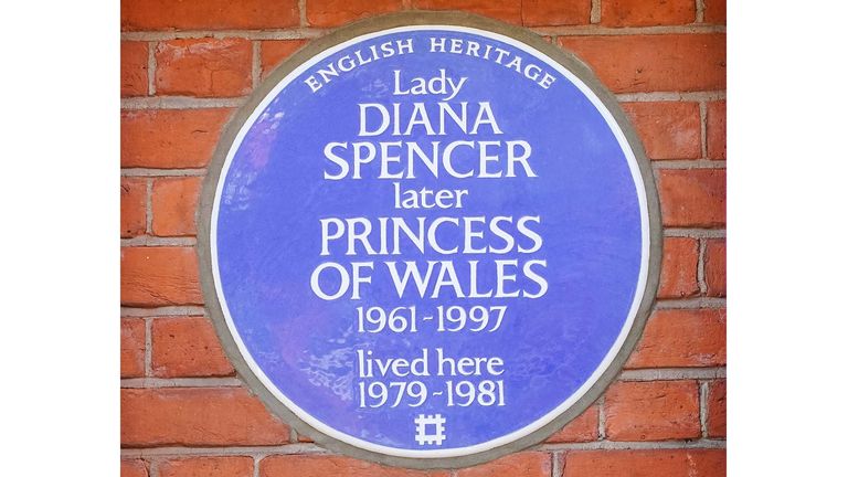 Ogólny widok nowej angielskiej niebieskiej tablicy do Diany, Princess of Wales, poza Coleherne Court, Old Brompton Road, Londyn. Data zdjęcia: środa 29 września 2021 r.