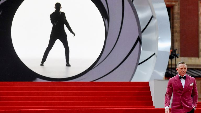 L'acteur Daniel Craig pose lors de la première mondiale du nouveau film de James Bond "Pas le temps de mourir" au Royal Albert Hall de Londres, en Grande-Bretagne, le 28 septembre 2021. REUTERS/Toby Melville