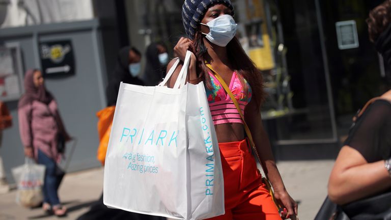 Вспышка коронавирусной болезни (COVID-19) в Лондоне Женщина идет с сумкой из магазина Primark на Оксфорд-стрит на фоне распространения коронавирусной болезни (COVID-19) в Лондоне, Великобритания, 15 июня 2020 г. REUTERS/Hana McKay