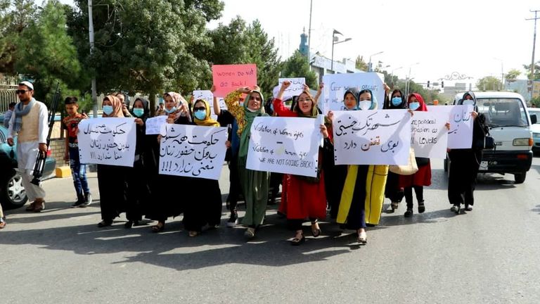 Des femmes afghanes manifestent à Mazar-e-Sharif