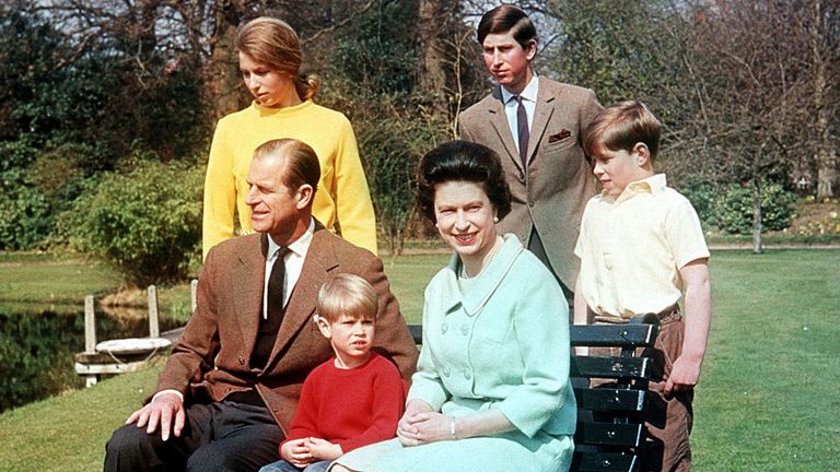 Le couple royal avec leurs quatre enfants à Windsor en 1968