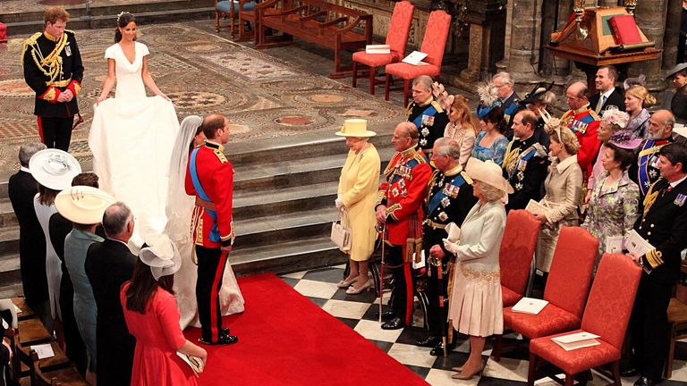 2011 Le prince William et sa nouvelle épouse Kate s'inclinent devant la reine Elizabeth II après leur mariage à l'abbaye de Westminster, à Londres.