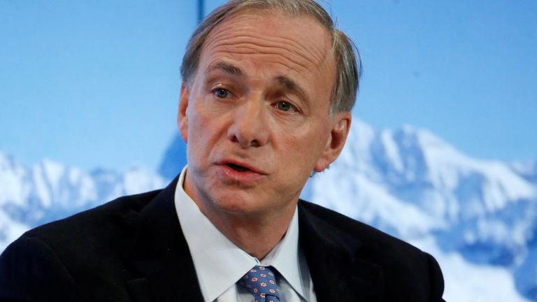 Ray Dalio, fondateur, co-directeur général et co-directeur des investissements, Bridgewater Associates assiste à la réunion annuelle du Forum économique mondial (WEF) à Davos, en Suisse, le 18 janvier 2017