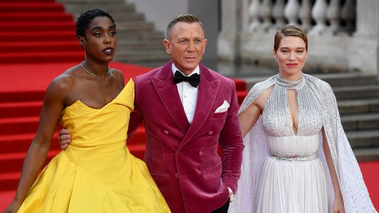 Aktor Lashana Lynch, Daniel Craig dan Lea Seydoux berpose di pemutaran perdana dunia film James Bond baru "Tidak ada waktu untuk mati" di Royal Albert Hall di London, Inggris Raya, 28 September 2021. REUTERS / Toby Melville