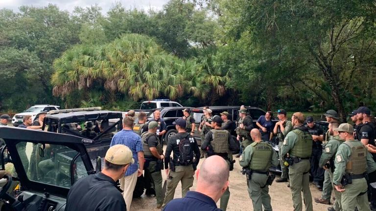 La police effectue une perquisition dans la vaste réserve Carlton à Sarasota, en Floride