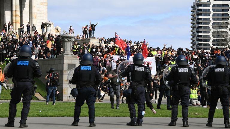 Protesters rally against construction industry COVID-19 mandates in Melbourne as riot police look on

