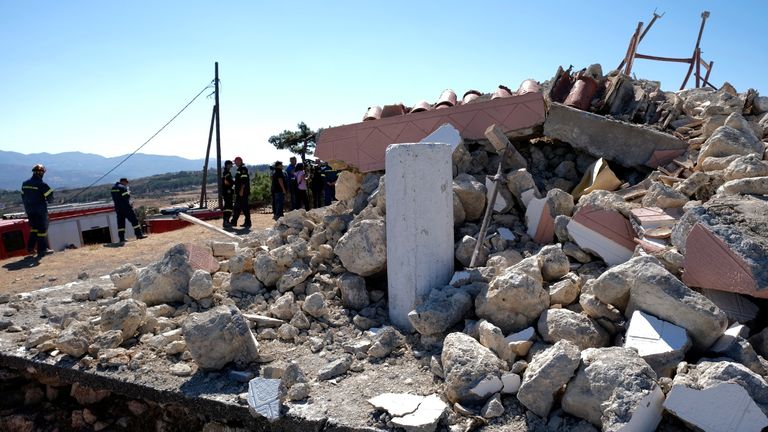 Petugas pemadam kebakaran berdiri di sebelah gereja Ortodoks Yunani yang dihancurkan di Profitis Ilias setelah gempa bumi hebat di desa Arkalochori di pulau selatan Kreta, Yunani PIC: AP