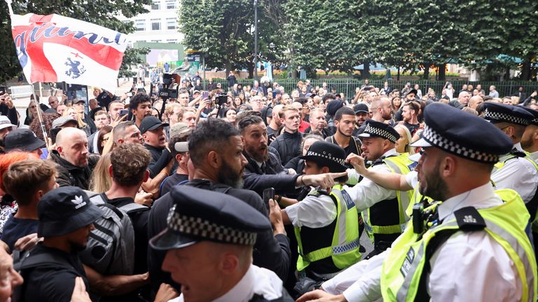 اعتراض گروه صدای رسمی در قناری اسکله لندن