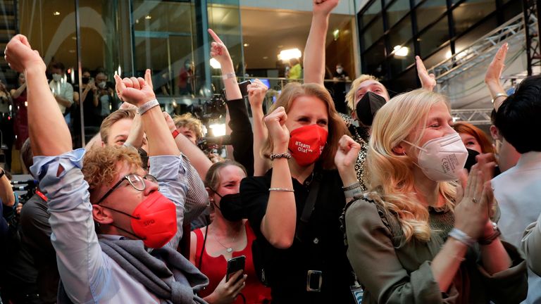 Les partisans réagissent après les élections au parlement allemand au siège du Parti social-démocrate, SPD, à Berlin, le dimanche 26 septembre 2021. (AP Photo/Lisa Leutner)