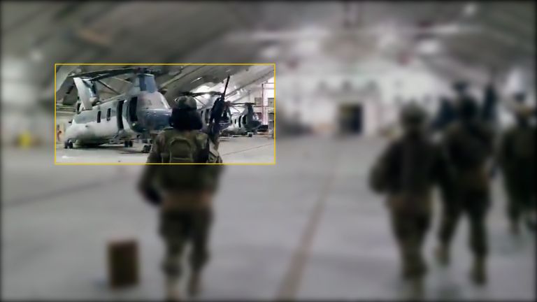 Négy CH-46 Sea Knight helikopter látható a kabuli repülőtéren egy hangárban egy videóban, amelyet Nabih Busol, az LA Times közölt.