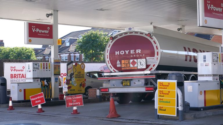Une livraison de carburant dans un garage Shell à Clapham, Londres