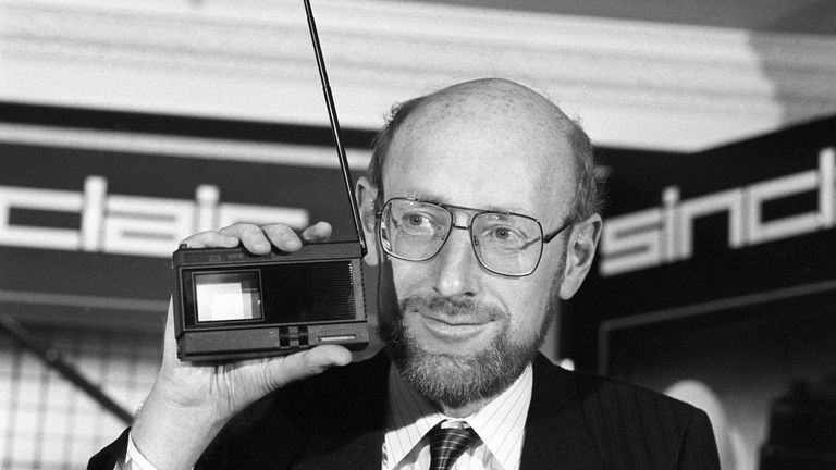 Sir Clive memegang gadget pada peluncuran Pocket TV 2 inci Sinclair pada tahun 1983