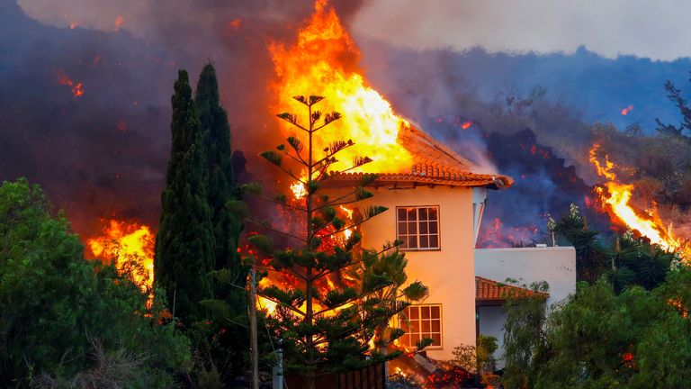 Sebuah rumah terbakar akibat lahar dari letusan gunung berapi di Taman Nasional Cumbre Vieja di Los Llanos de Aridane, di Pulau Canary La Palma, 20 September 2021. REUTERS / Borja Suarez TPX IMAGES DU DAY