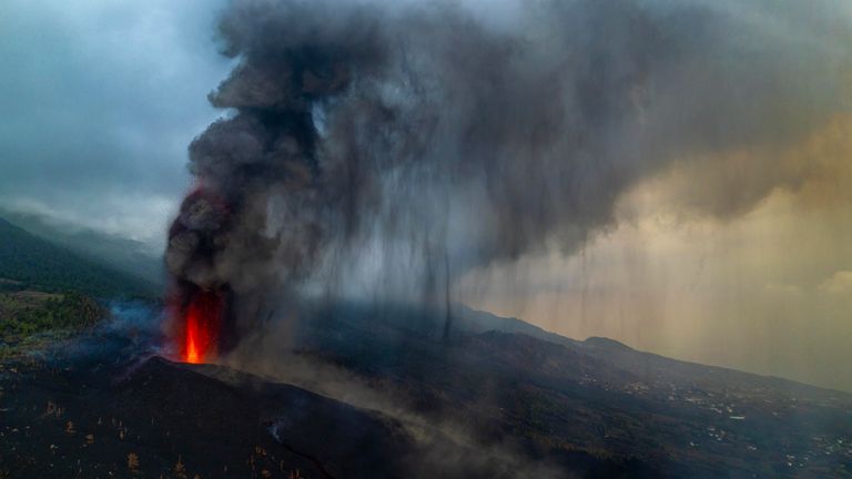 The cloud of ash and sulphur dioxide expelled by the volcano of La Palma, 22 September 2021, in La Palma, Santa Cruz de Tenerife, Canary Islands, (Spain) 
PIC:AP