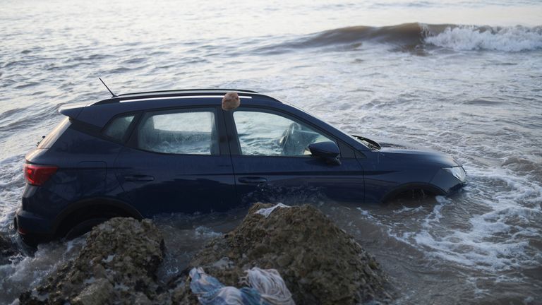 Sebuah mobil terlihat di laut setelah banjir yang disebabkan oleh hujan lebat di Alcanar, Spanyol pada 2 September 2021