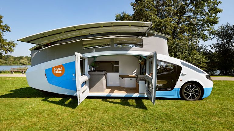 Stella Vita, la maison de conduite à énergie solaire des étudiants de l'équipe Solar Team Eindhoven.  Avec le toit déplié, cette maison sur roues autonome dispose de 17,5 m2 de panneaux solaires, suffisamment pour conduire et vivre.  Sur une batterie pleine et une journée ensoleillée, il pourrait atteindre 730 kms.  Crédit : STE / Bart van Overbeeke
