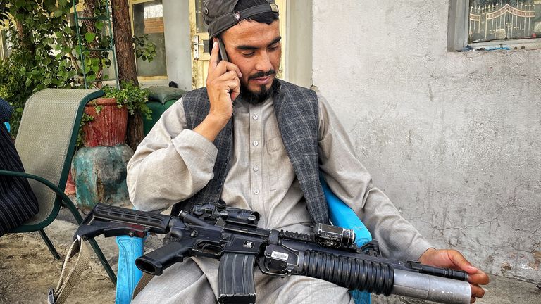 Un combattant taliban avec une arme de style américain