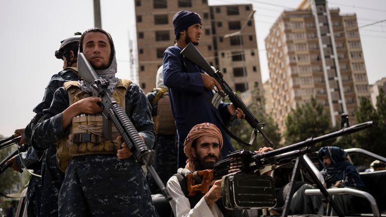 Taliban-Kämpfer vor der Universität Kabul, Afghanistan.  Foto: AP