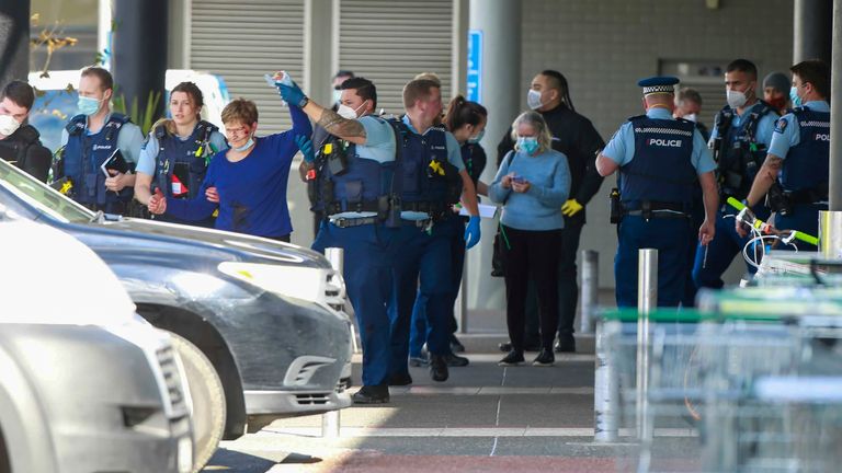 Un officier de police se tient devant un supermarché d'Auckland - Les autorités néo-zélandaises ont déclaré vendredi avoir abattu un extrémiste violent après qu'il est entré dans un supermarché et qu'il ait poignardé et blessé plusieurs acheteurs.  Le Premier ministre Jacinda Ardern a qualifié l'incident d'attaque terroriste.  PIC : New Zealand Herald/AP