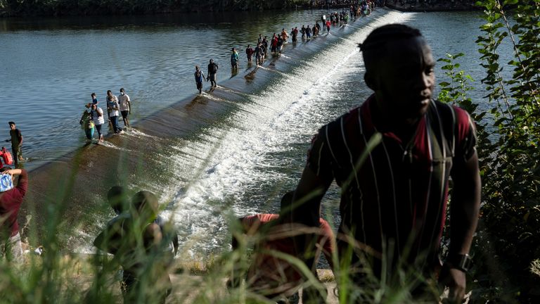 Del Rio&#39;s Mayor Bruno Lozano said 10,503 migrants were under the bridge on Thurday evening