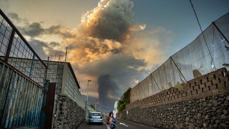The volcano of &#39;Cumbre Vieja&#39; emits a large column of ash, at dawn,  n El Paso, La Palma, Canary Islands
PIC:AP
