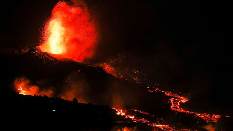 Lava flows during the eruption in  El Paso, La Palma, Santa Cruz de Tenerife, Canary Islands - At least 15 homes are affected by the eruption early Monday and more than 5,000 people have been evacuated so far. 20 SEPTEMBER
PIC:AP