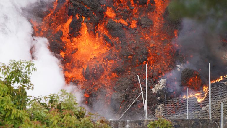 Lava advances through Cabeza de Vaca in El Paso, La Palma