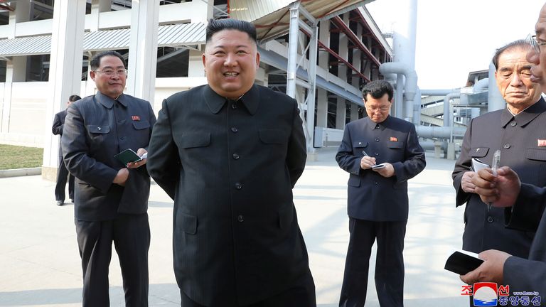 2 mai 2020 Le dirigeant nord-coréen Kim Jong Un assiste à l'achèvement d'une usine d'engrais, dans une région au nord de la capitale, Pyongyang, dans cette image publiée par l'agence de presse centrale coréenne de Corée du Nord (KCNA) le 2 mai 2020 KCNA/via REUTERS À L'ATTENTION DES ÉDITEURS - CETTE IMAGE A ÉTÉ FOURNIE PAR UN TIERS.  REUTERS N'EST PAS EN MESURE DE VÉRIFIER CETTE IMAGE INDÉPENDAMMENT.  AUCUNE VENTE À DES TIERS.  EN CORÉE DU SUD.