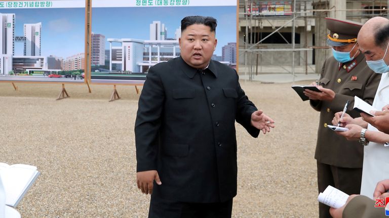 juillet 2020 Le dirigeant nord-coréen Kim Jong Un donne des conseils sur le terrain à l'hôpital général de Pyongyang en construction, sur cette photo non datée publiée le 19 juillet 2020 par l'Agence centrale de presse nord-coréenne (KCNA) à Pyongyang.  KCNA via REUTERS ATTENTION EDITORS - CETTE IMAGE A ÉTÉ FOURNIE PAR UN TIERS.  REUTERS N'EST PAS EN MESURE DE VÉRIFIER CETTE IMAGE INDÉPENDAMMENT.  AUCUNE VENTE À DES TIERS.  EN CORÉE DU SUD.  AUCUNE VENTE COMMERCIALE OU ÉDITORIALE EN CORÉE DU SUD.