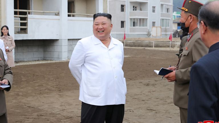 Octobre 2020 Le dirigeant nord-coréen Kim Jong Un inspecte les sites de reconstruction dans le comté de Kimhwa, dans cette image publiée par l'agence de presse centrale de Corée du Nord le 1er octobre 2020. KCNA/via REUTERS ATTENTION EDITORS - CETTE IMAGE A ÉTÉ FOURNIE PAR UN TROISIÈME FÊTE.  REUTERS N'EST PAS EN MESURE DE VÉRIFIER CETTE IMAGE INDÉPENDAMMENT.  AUCUNE VENTE À DES TIERS.  EN CORÉE DU SUD.
