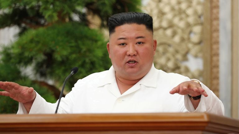 JUILLET 2020 Le dirigeant nord-coréen Kim Jong Un guide la 14e réunion élargie du Bureau politique du 7e Comité central du WPK sur cette photo non datée publiée le 2 juillet 2020 par l'Agence centrale de presse nord-coréenne (KCNA) à Pyongyang.  KCNA via REUTERS ATTENTION EDITORS - CETTE IMAGE A ÉTÉ FOURNIE PAR UN TIERS.  REUTERS N'EST PAS EN MESURE DE VÉRIFIER CETTE IMAGE INDÉPENDAMMENT.  AUCUNE VENTE À DES TIERS.  EN CORÉE DU SUD.