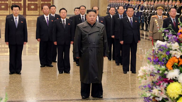 Février 2020 Le leader nord-coréen Kim Jong Un rend visite au mausolée de son père et ancien leader Kim Jong Il pour marquer l'anniversaire de la naissance du défunt leader, sur cette photo non datée publiée par l'agence de presse centrale de Corée du Nord (KCNA) le 15 février 2020. KCNA/via REUTERS ATTENTION EDITORS - CETTE IMAGE A ÉTÉ FOURNIE PAR UN TIERS.  REUTERS N'EST PAS EN MESURE DE VÉRIFIER CETTE IMAGE INDÉPENDAMMENT.  AUCUNE VENTE À DES TIERS.  EN CORÉE DU SUD.  TPX IMAGES DU JOUR