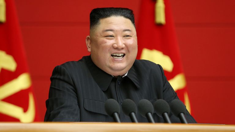 Mars 2021 Le leader nord-coréen Kim Jong Un s'adresse au premier cours de courte durée pour les secrétaires en chef des comités du Parti de la ville et du comté à Pyongyang, en Corée du Nord, sur cette photo non datée publiée le 7 mars 2021 par le Coréen de la Corée du Nord Agence centrale de presse (KCNA).  KCNA via REUTERS    