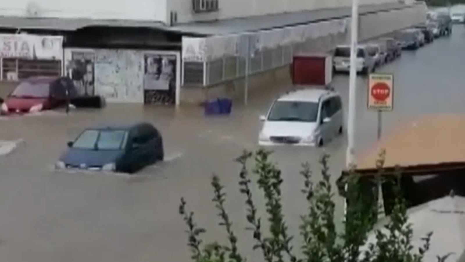 España: Inundaciones dañan edificios y destrozan coches en Alicante
