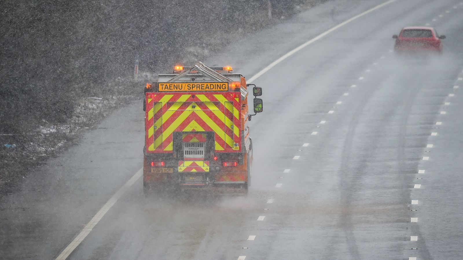 Shortage of gritter drivers could leave motorists stuck on icy roads ...