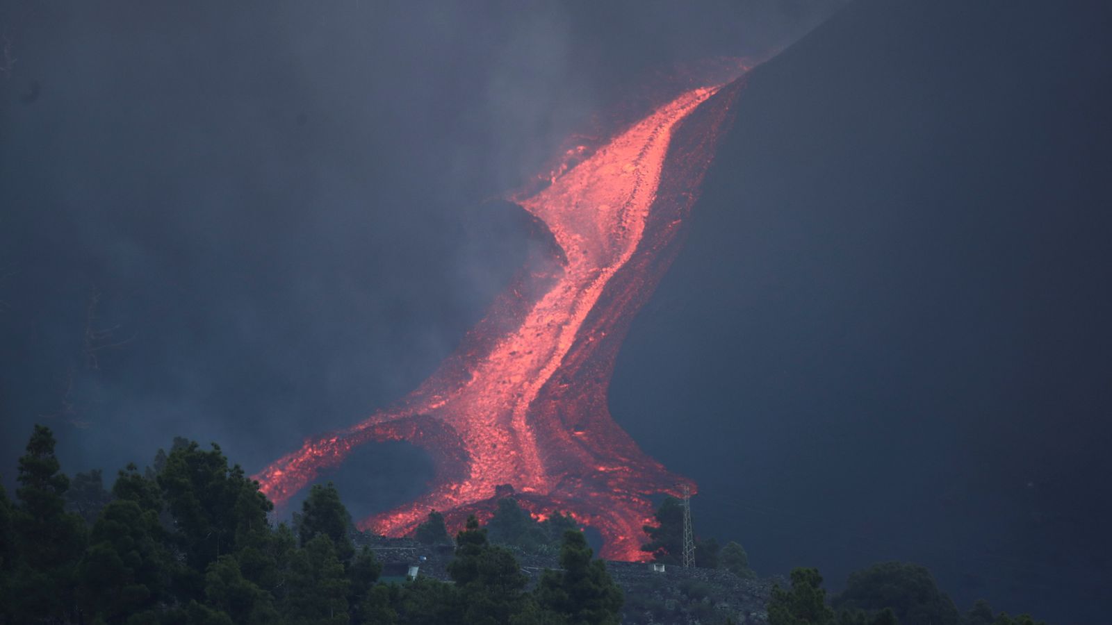 La Palma volcano: New satellite images show violent eruption from space ...