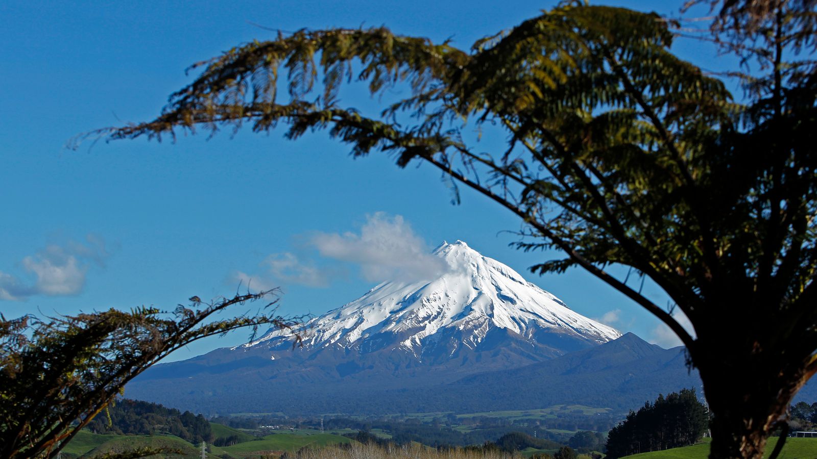 Нова Зеландия: „Изключителен късметлия“ алпинист оцелява при падане от 600 м връх Таранаки само с леки наранявания