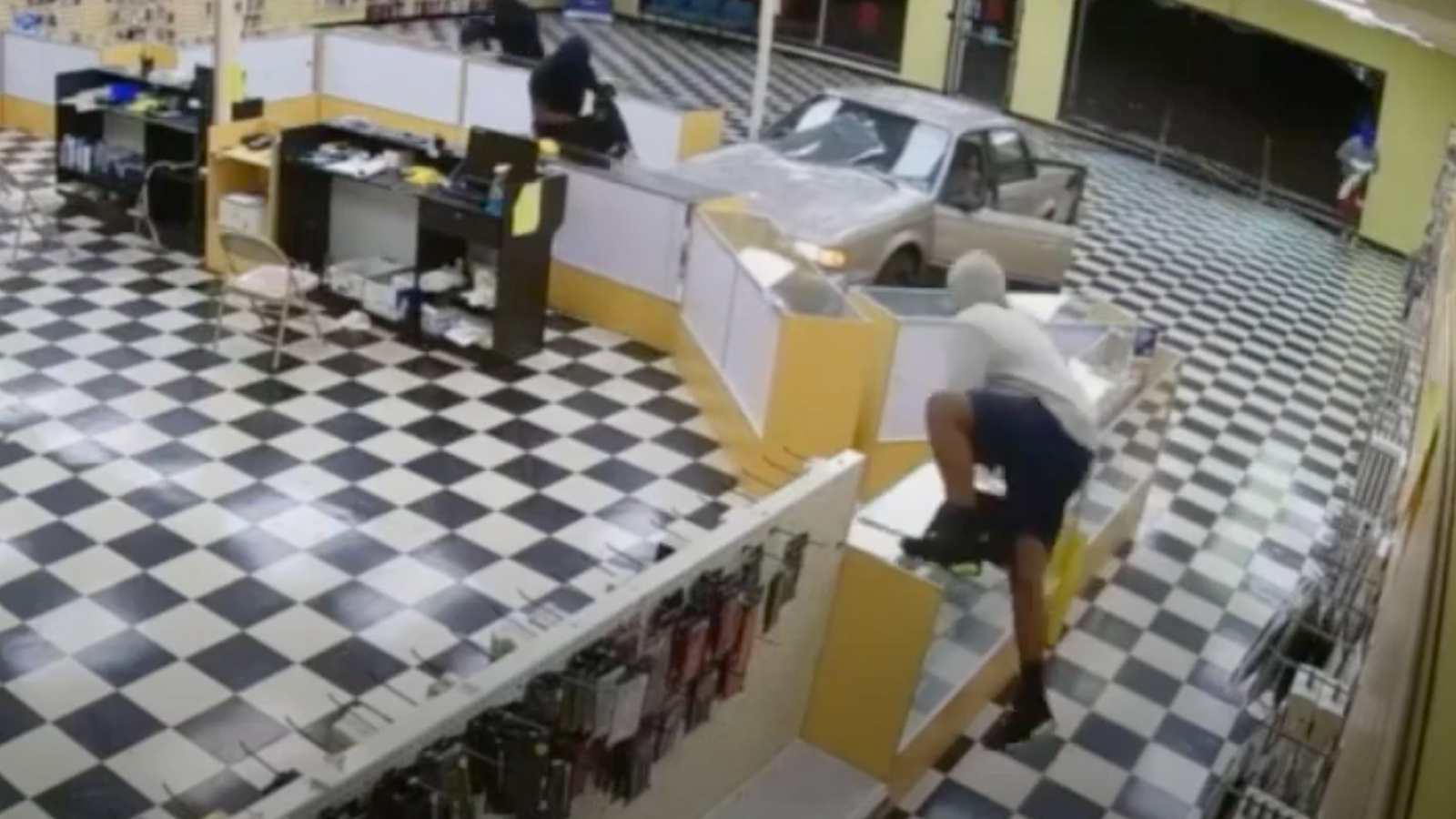 Oklahoma: Moment burglars break into mobile phone shop before stealing ...