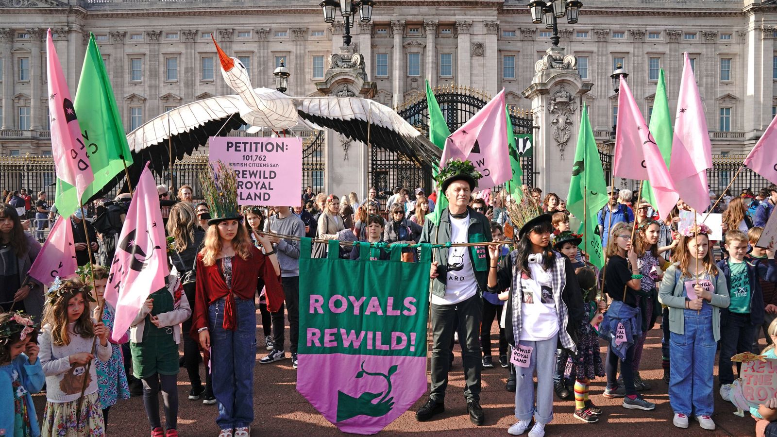 Chris Packham visits Buckingham Palace to call on Royal Family to rewild estates