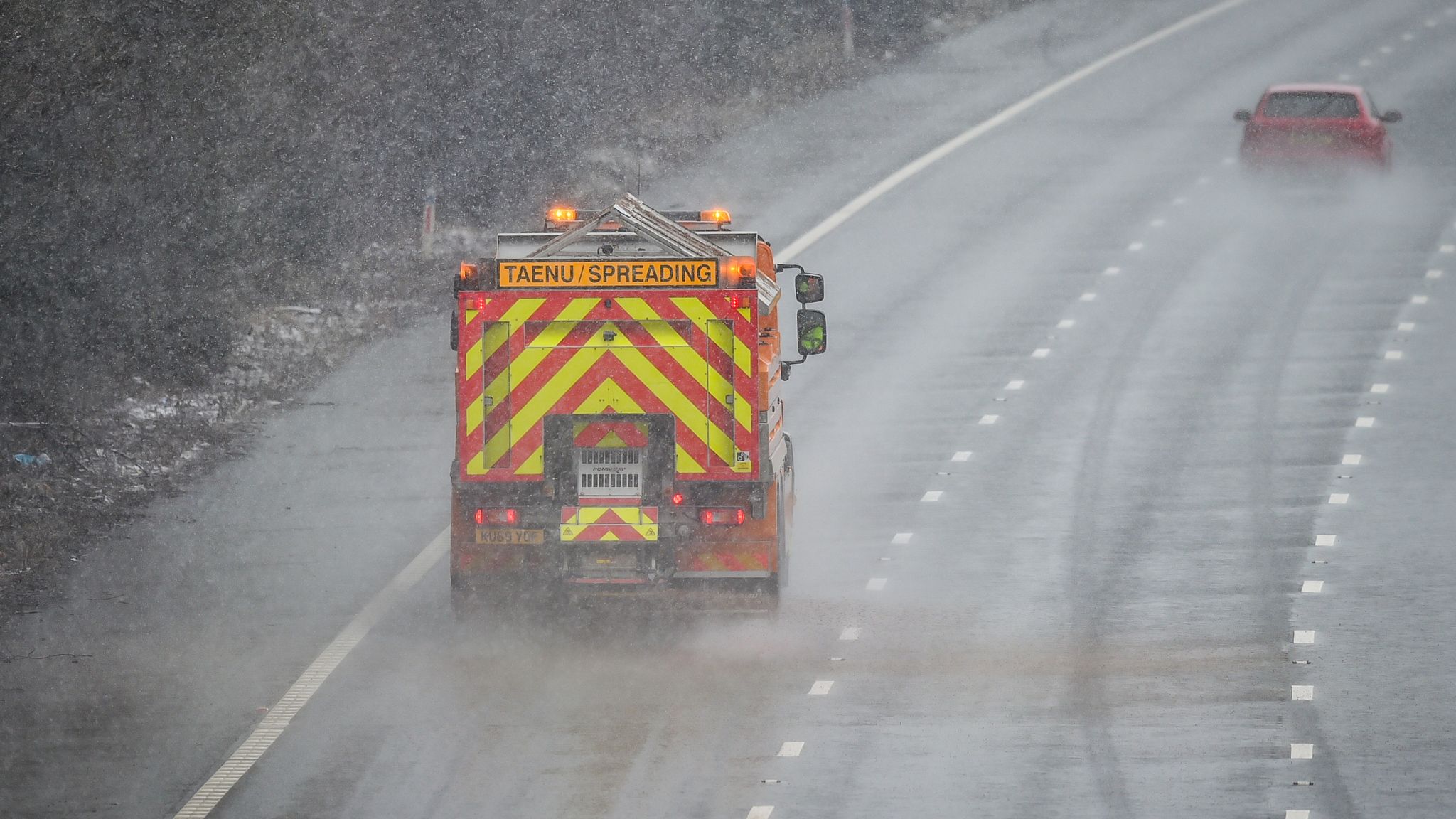 Shortage of gritter drivers could leave motorists stuck on icy roads ...