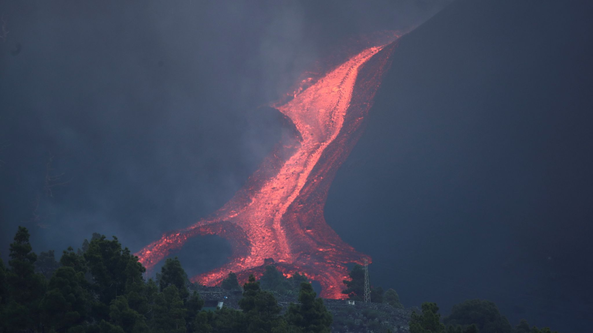 La Palma volcano New satellite images show violent eruption from space