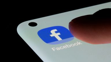 Приложение Facebook видно на смартфоне
