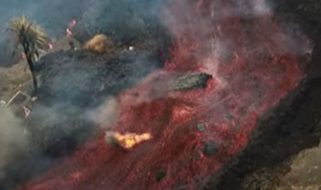 La Palma volcano: Eruption spews searing hot boulders the size of three-storey buildings - Vimarsana News