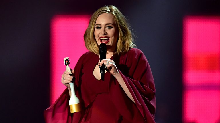 Адель получила награду для британской сольной артистки на сцене во время церемонии награждения BRIT Awards 2016 в O2 Arena в Лондоне.