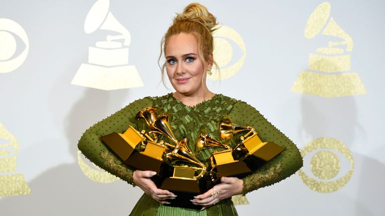   Adele pose dans la salle de presse avec les prix de l'album de l'année pour "25," chanson de l'année pour "Bonjour," record de l'année pour "Bonjour," meilleure performance solo pop pour "Bonjour," et meilleur album vocal pop pour "25" à la 59e cérémonie annuelle des Grammy Awards le 12 février 2017 à Los Angeles.  Le chanteur aura 33 ans le 5 mai. (Photo de Chris Pizzello/Invision/AP, File) PIC:AP